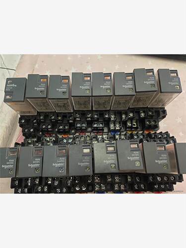出售施耐德RXM24VDC。底座是RXZE1M2C   7A