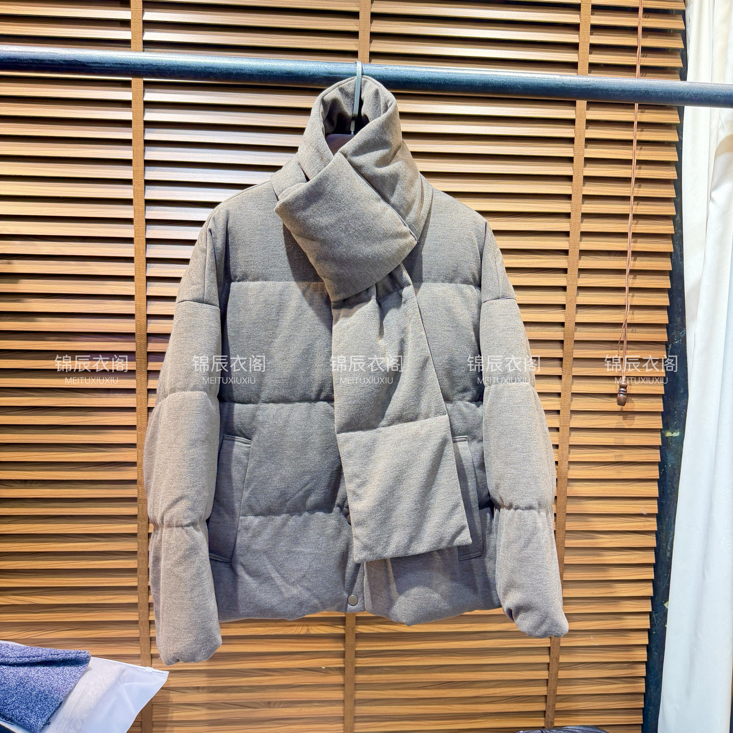 ic秋冬 夹花棕羊毛混纺鹅绒圆领短款羽绒服外套配围巾