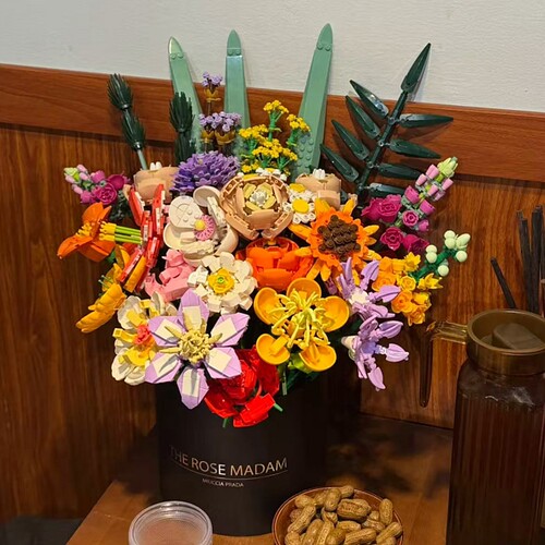 中国积木玫瑰花束抱抱桶花束永不凋零积木花桌面摆件女生生日礼物