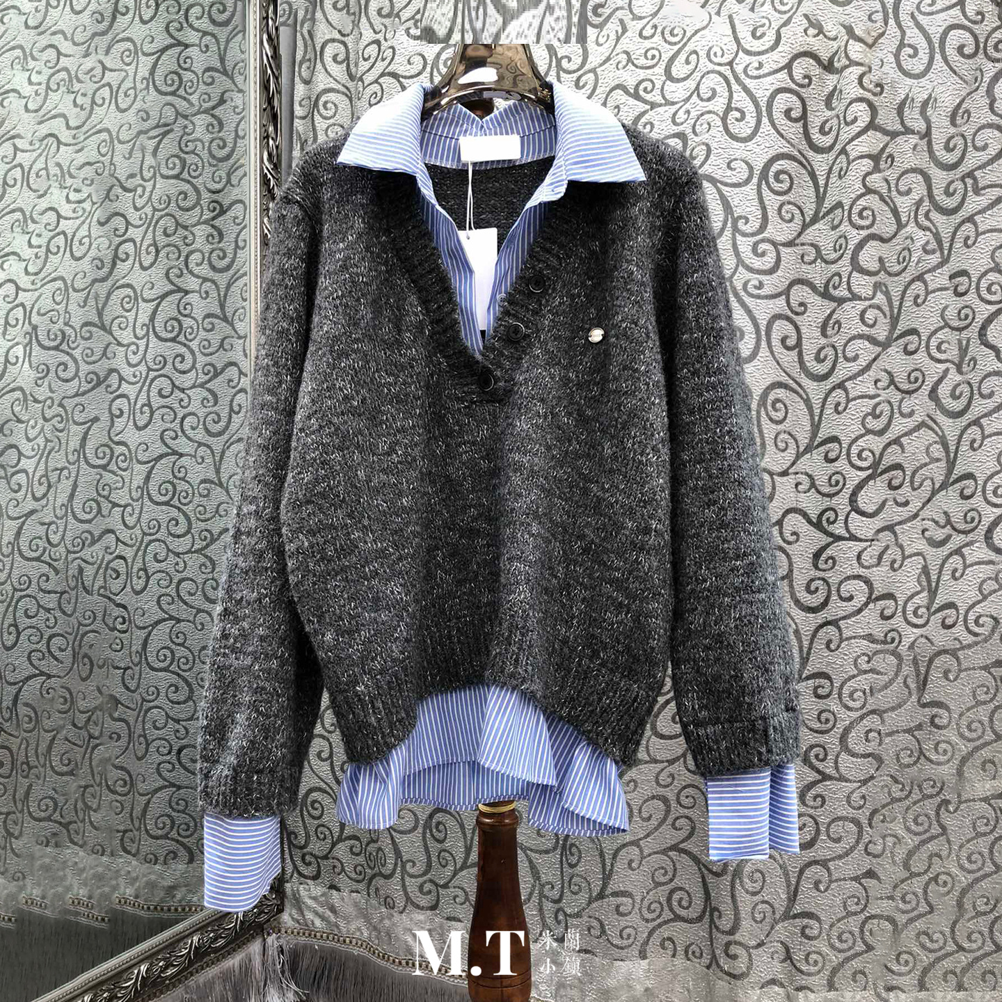 米兰小镇南油高版时尚松弛假两件条纹衬衣打底宽松V领针织毛衣L7