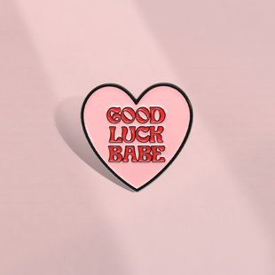好运气宝贝英文字母粉红爱心金属胸针背包衣服笔袋挂件装饰徽章