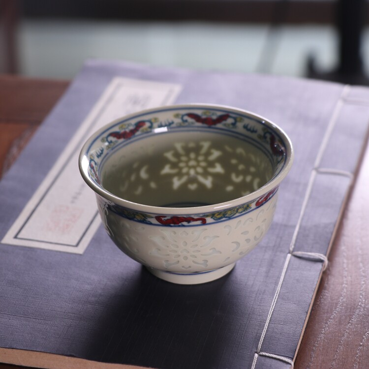 红旗瓷厂黄稀土釉下五彩花卉玲珑瓷压手杯景德镇古玩董陶瓷器收藏图片