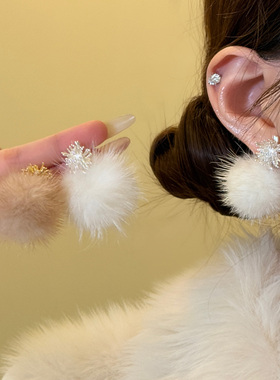 【蜜桃茶】绒绒雪松 白色烟花毛球耳环女秋冬超好看独特漂亮耳饰