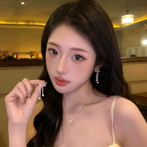 韩剧女主满钻蝴蝶结珍珠耳环