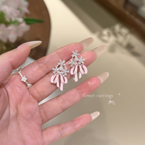 纯白花嫁满钻粉色蝴蝶结耳钉