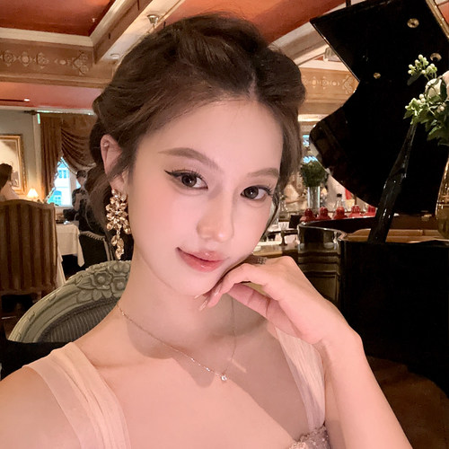 贝蒂舞会轻奢满钻流苏耳环