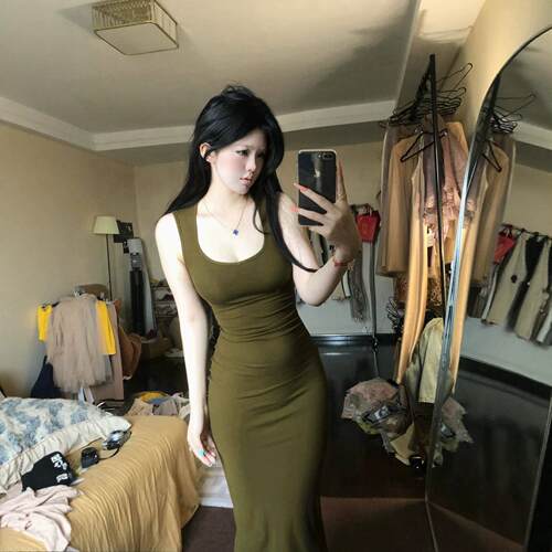 泰兰德假日显白橄榄绿宽肩带坑条连衣裙女春夏长裙修身包臀打底裙