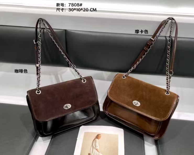 美缇磨砂皮女包2025新款潮流焦糖锁扣小众高级洋气质感韩版斜挎包