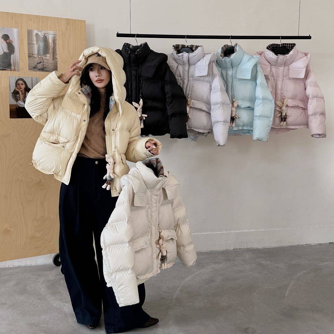 韩版格子拼接立领羽绒服女短款2025冬新款设计感玩偶白鸭绒外套潮