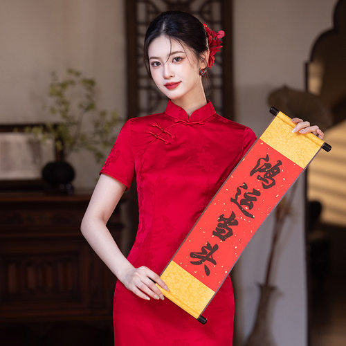 街头红色旗袍少女新款年轻款敬酒服送考高考迎宾礼仪回娘家旗袍裙