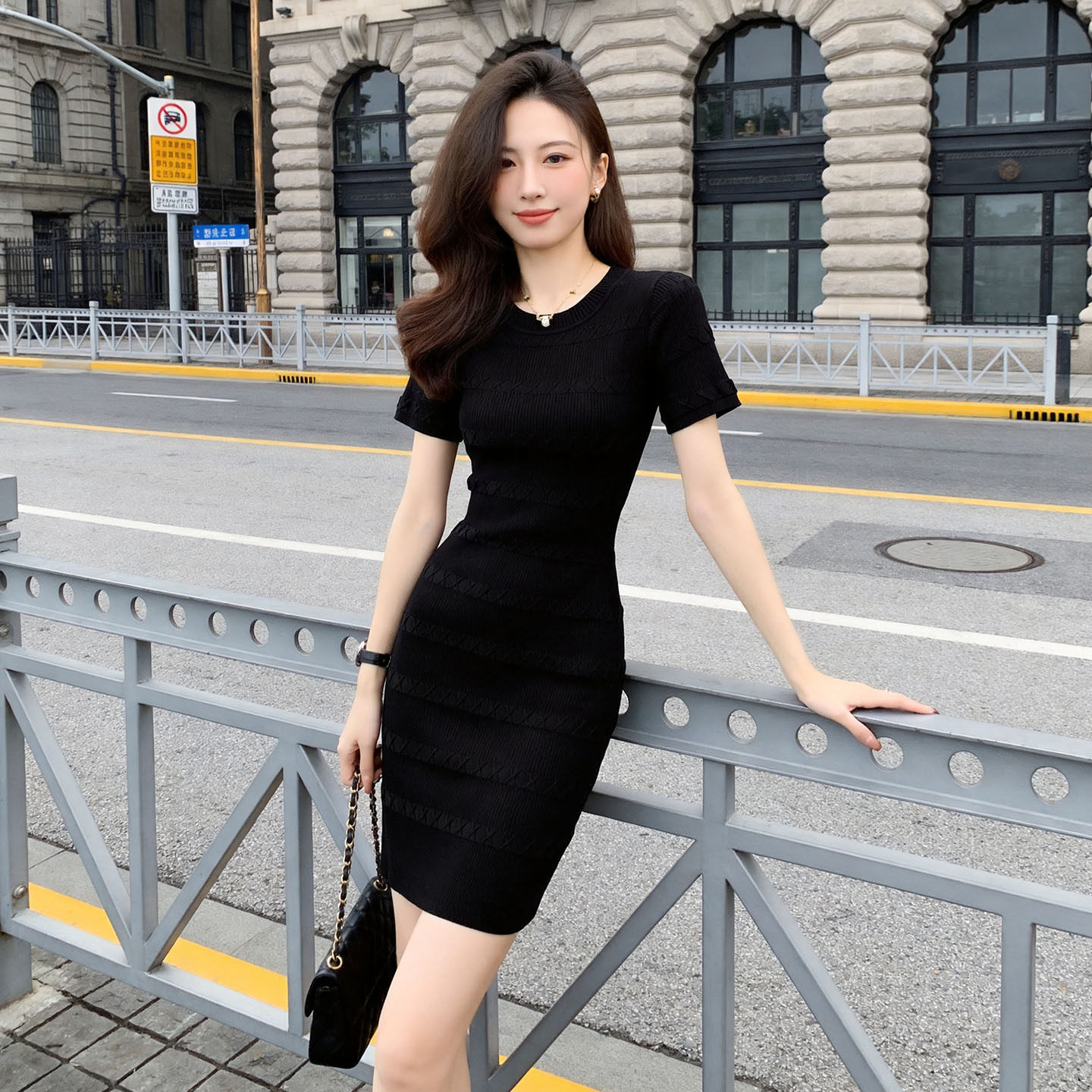 名媛小香风高级感包臀裙女夏季新款气质黑色短袖冰丝针织连衣裙女