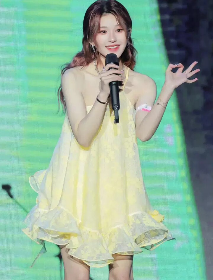 赵露思音乐节同款黄色斜肩吊带连衣裙女夏甜美仙气度假风蓬蓬短裙