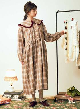 最爱学院格！秋冬新款娃娃领丝绒花边中长款格子长袖连身裙