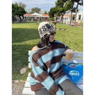 VOGANA戛纳家大码女装秋冬调色盘温暖仿貂绒针织一字肩条纹毛衣