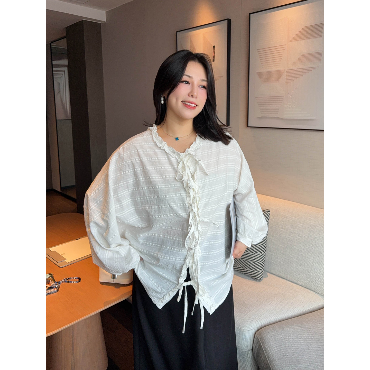VOGANA戛纳家大码女装温柔减龄早秋衬衫纯色纯欲绑带木耳边娃娃衫