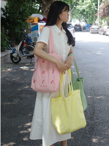 Не оставайся без него [У всех нас есть яркое и красивое будущее] розовый вышитый холст, сумка с холстом на плече