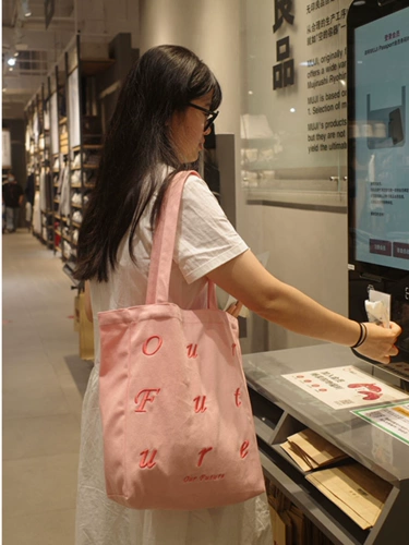 Не оставайся без него [У всех нас есть яркое и красивое будущее] розовый вышитый холст, сумка с холстом на плече