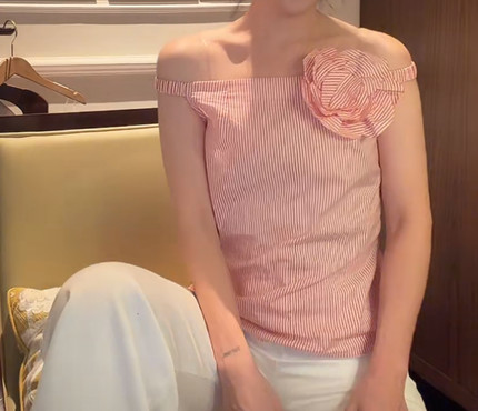 “栀红朵”红白竖条纹立体玫瑰一字肩吊带上衣SS91199
