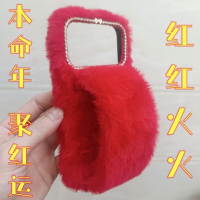 新年红色毛绒适用华为mate60pro/nova15手机壳暖手腕苹果17带钻16pro软壳opporeno12/vivox300小米14毛茸防摔