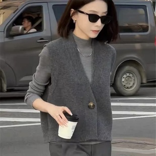 极简风V领羊毛针织马甲女一粒扣百搭宽松外穿加厚灰色毛衣背心