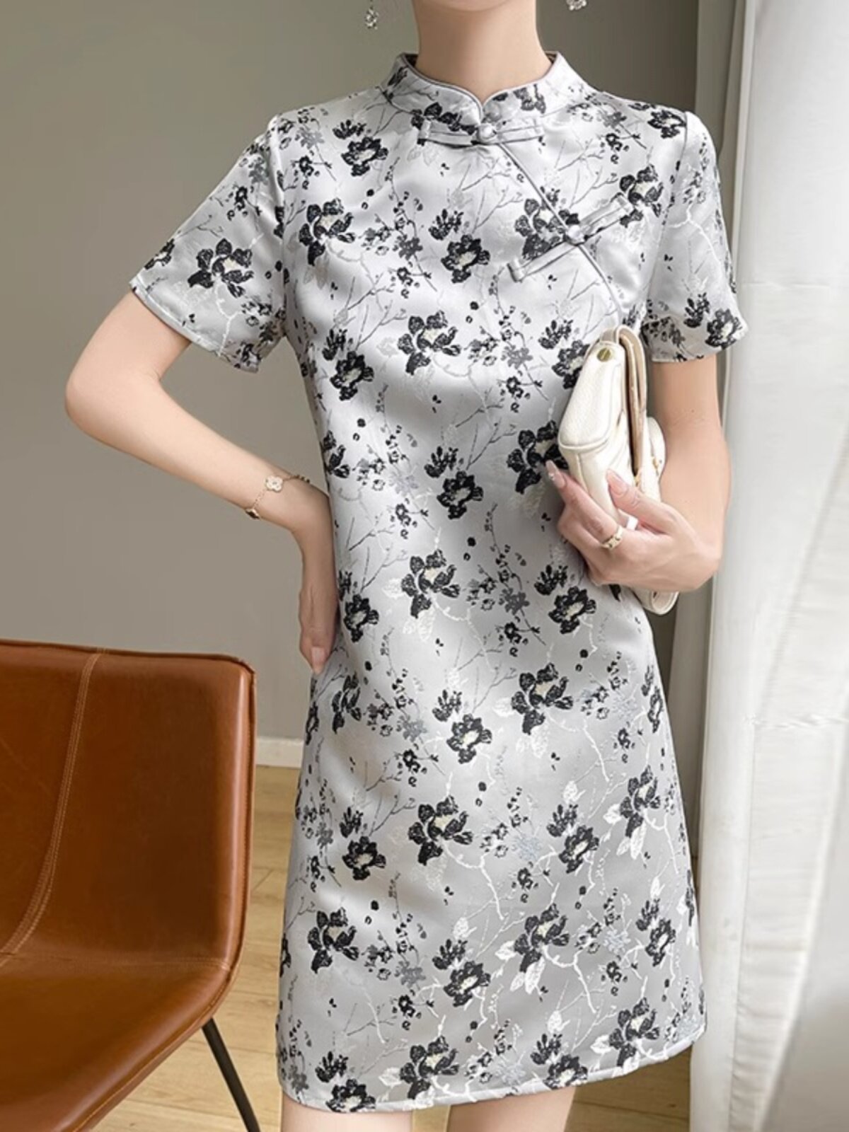 GUOFENG XINZHONG 치파오 실크 반팔 드레스 여성 스탠드 칼라 플레이트 버튼 롱 스커트 레트로 자카드 중간 길이 A 라인 스커트