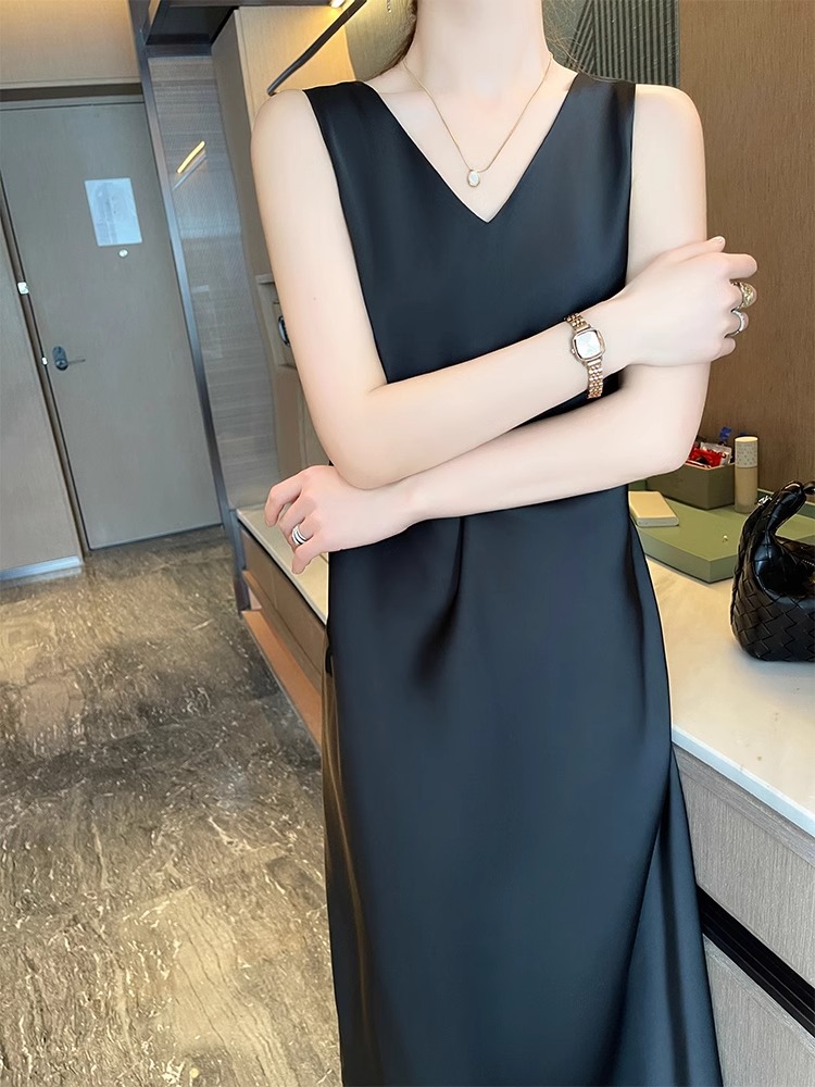 V领宽吊带裙女职业通勤西装内搭裙25春夏打底缎面过膝中长连衣裙