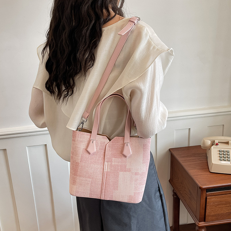 简约风粉色水桶包女2026新款手提斜挎包百搭小包包