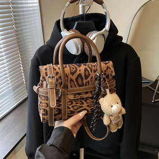 甜酷风手提斜挎波士顿包2026年春季通勤包豹纹女包小方包新款磨毛
