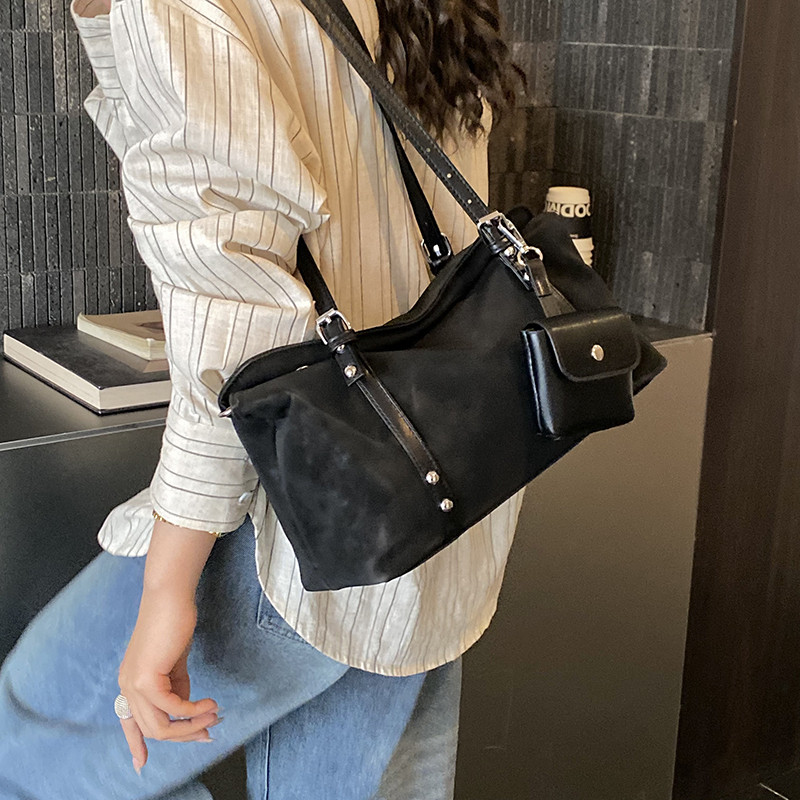 复古黑色腋下包女大容量通勤百搭单肩包高级感枕头包仿麂皮外翻绒