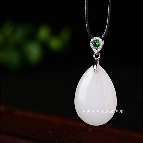 新疆羊脂玉白玉水滴吊坠挂件