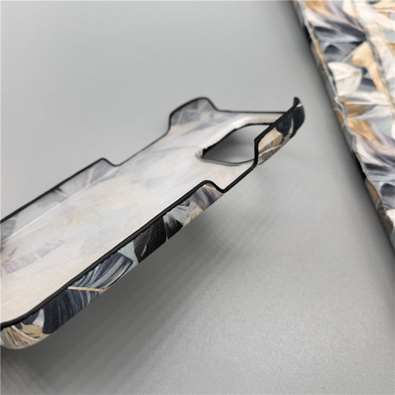 张大嫂原创手工文艺羽毛布料适用于苹果16/15pro/14plus轻奢风iPhone13mini/12/11/promax手机壳半包硬壳小众