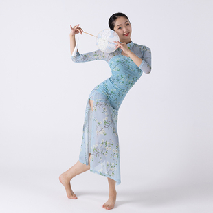 2023春夏浅蓝色古风碎花改良旗袍式舞蹈服立领镂空开叉现代舞裙