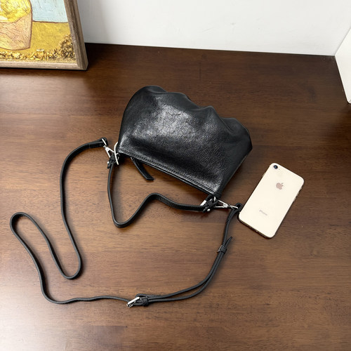 MrFu真皮枕头包女2026新款