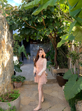 ke7en 恋综女一出场干枯玫瑰色韩系设计感气质交叉挂脖收腰连衣裙