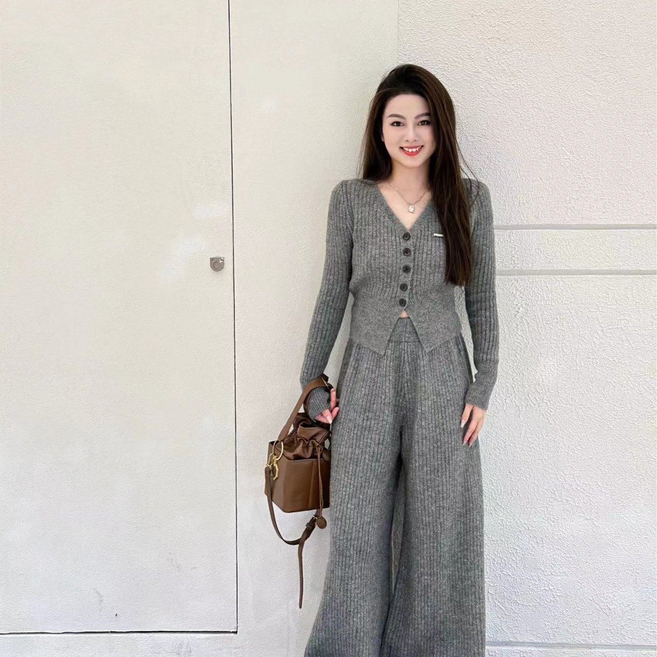 冬季新款修身V领单排扣长袖毛衣+松紧腰阔腿休闲裤套装女围脖胸针,女装/女士精品,毛针织衫,淘宝优惠券,粉丝福利购,淘宝优惠卷