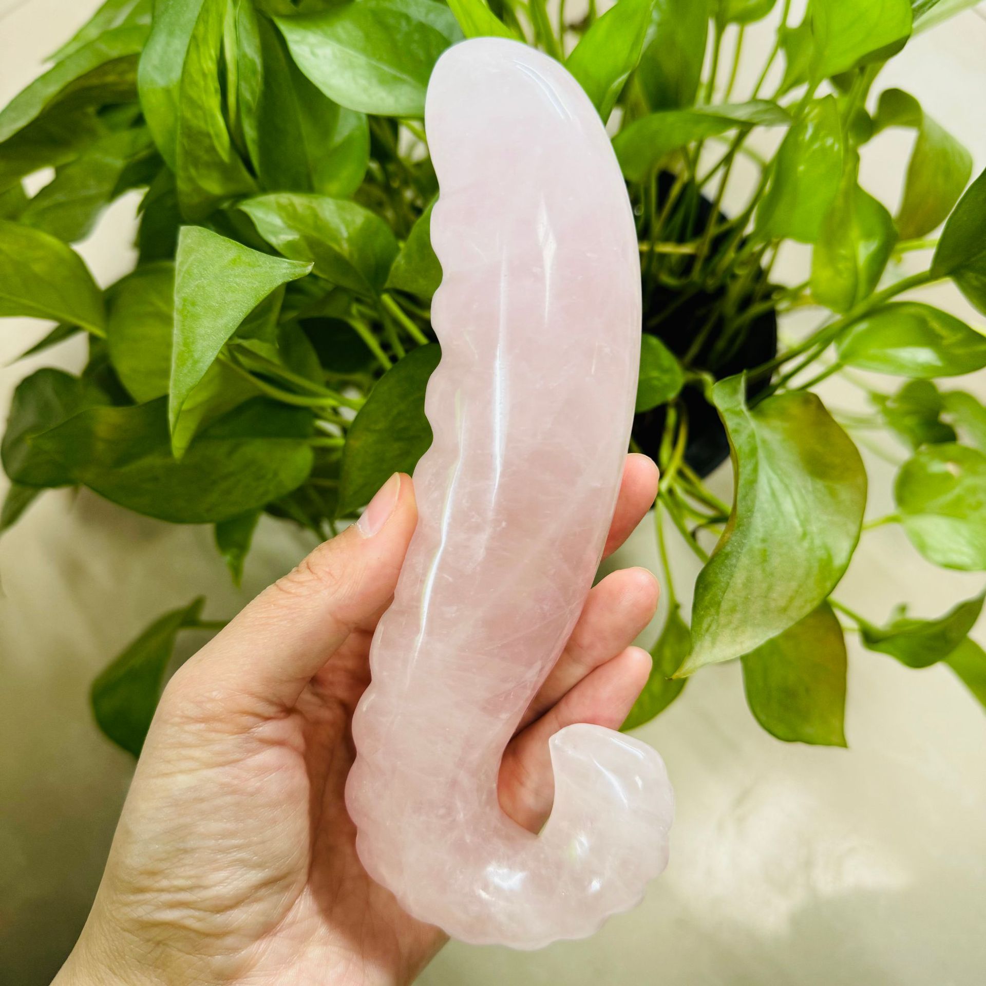 跨境热销  天然粉晶雕刻水晶按摩棒批发直供