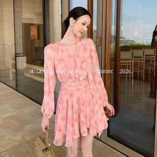 秀熙熙2026春新款白标气质飘带V领雪纺长袖印花连衣裙短裙女88495