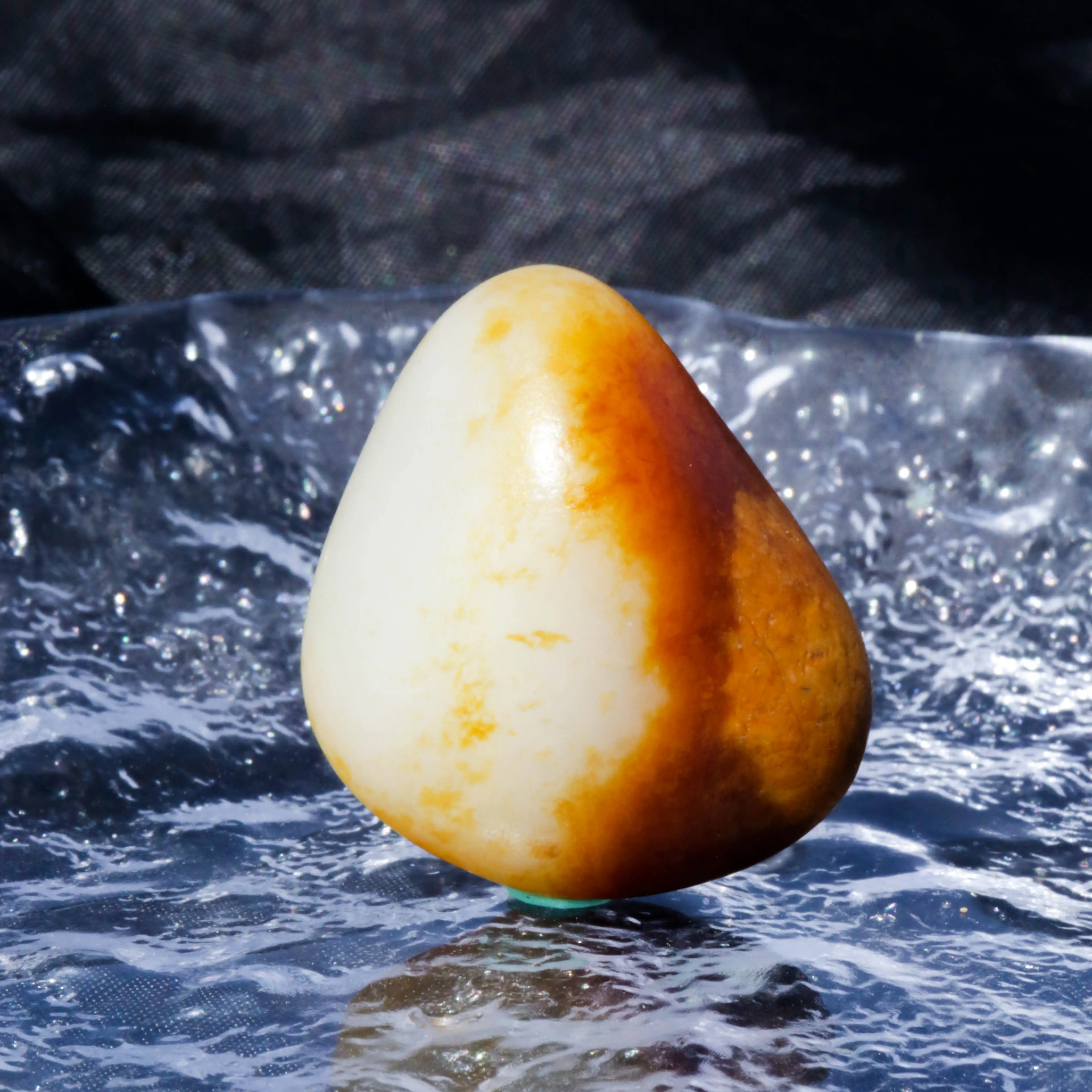 新疆和田玉红皮白肉籽料挂件