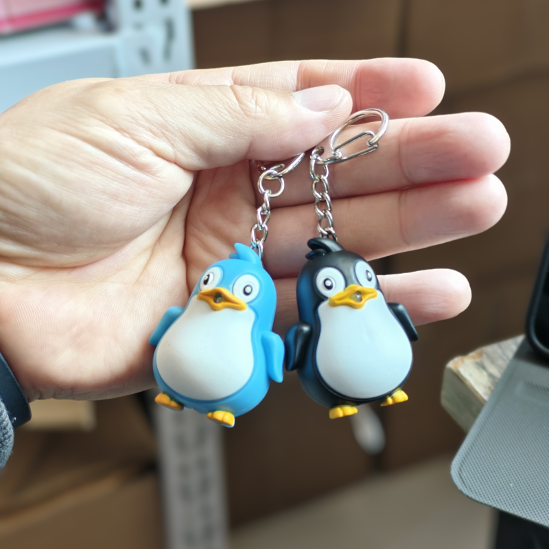 LED卡通企鹅钥匙扣动物挂件玩具