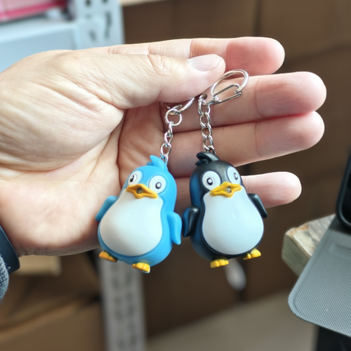 LED卡通企鹅钥匙扣动物挂件玩具