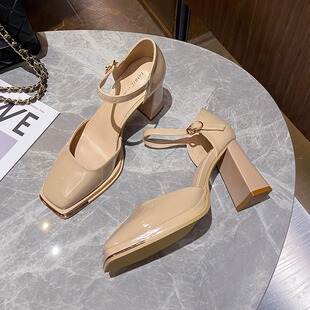 韩版8cm高跟鞋女粗跟2026春季新款漆皮金属方头一字扣带中空单鞋
