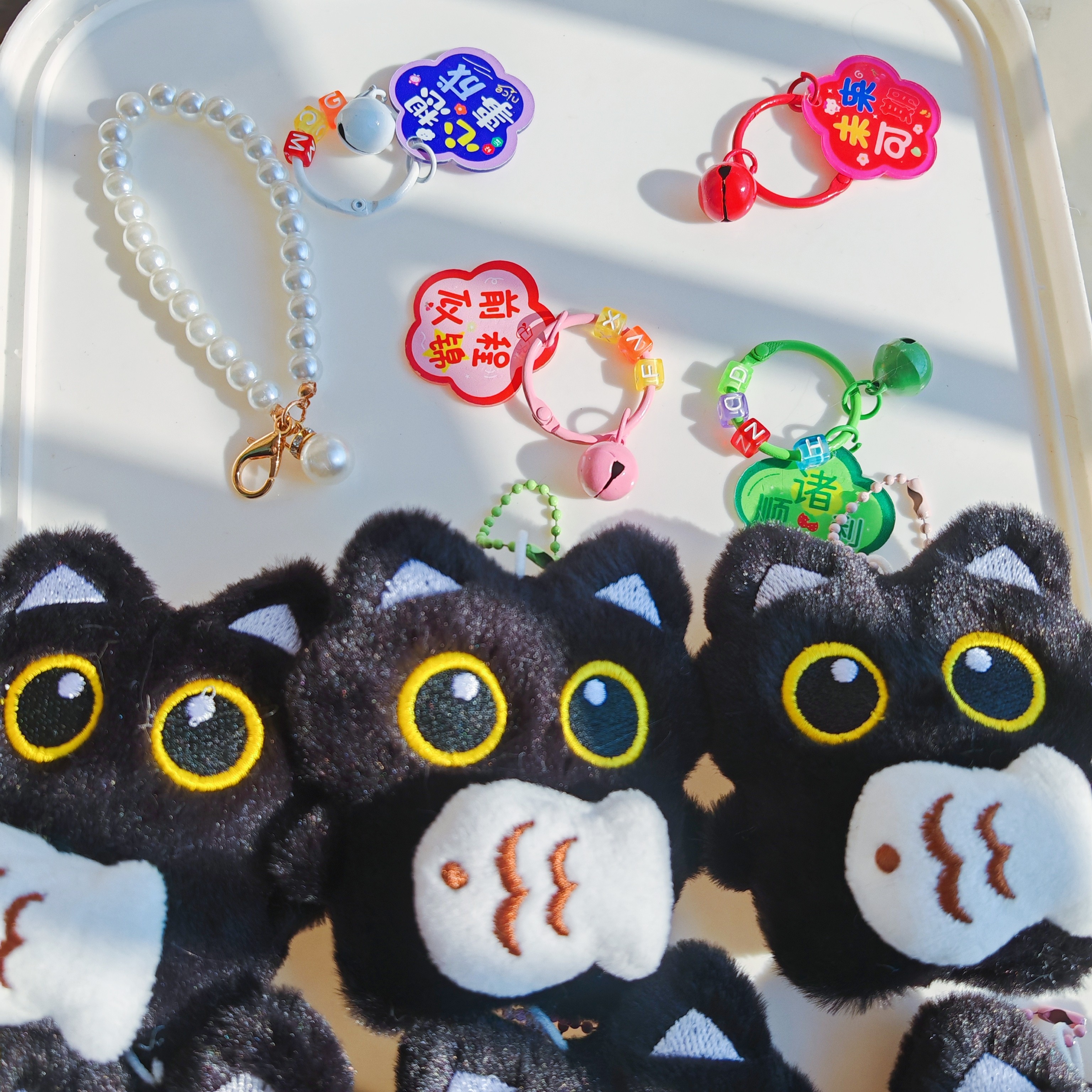 可爱呆萌抱小鱼大眼黑猫毛绒玩偶情侣包挂件创意罗小黑猫钥匙扣图片