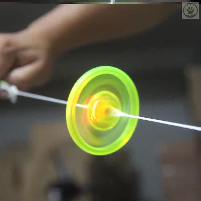 闪光拉线风火轮玩具儿童户外玩具2021年广场公园摆摊发光飞轮拉哨在类目 玩具/童车/益智/积木/模型, 电子/发光/充气/整蛊玩具, 发光玩具中 - 来自Buy2taobao.com提供专业的淘宝代购服务