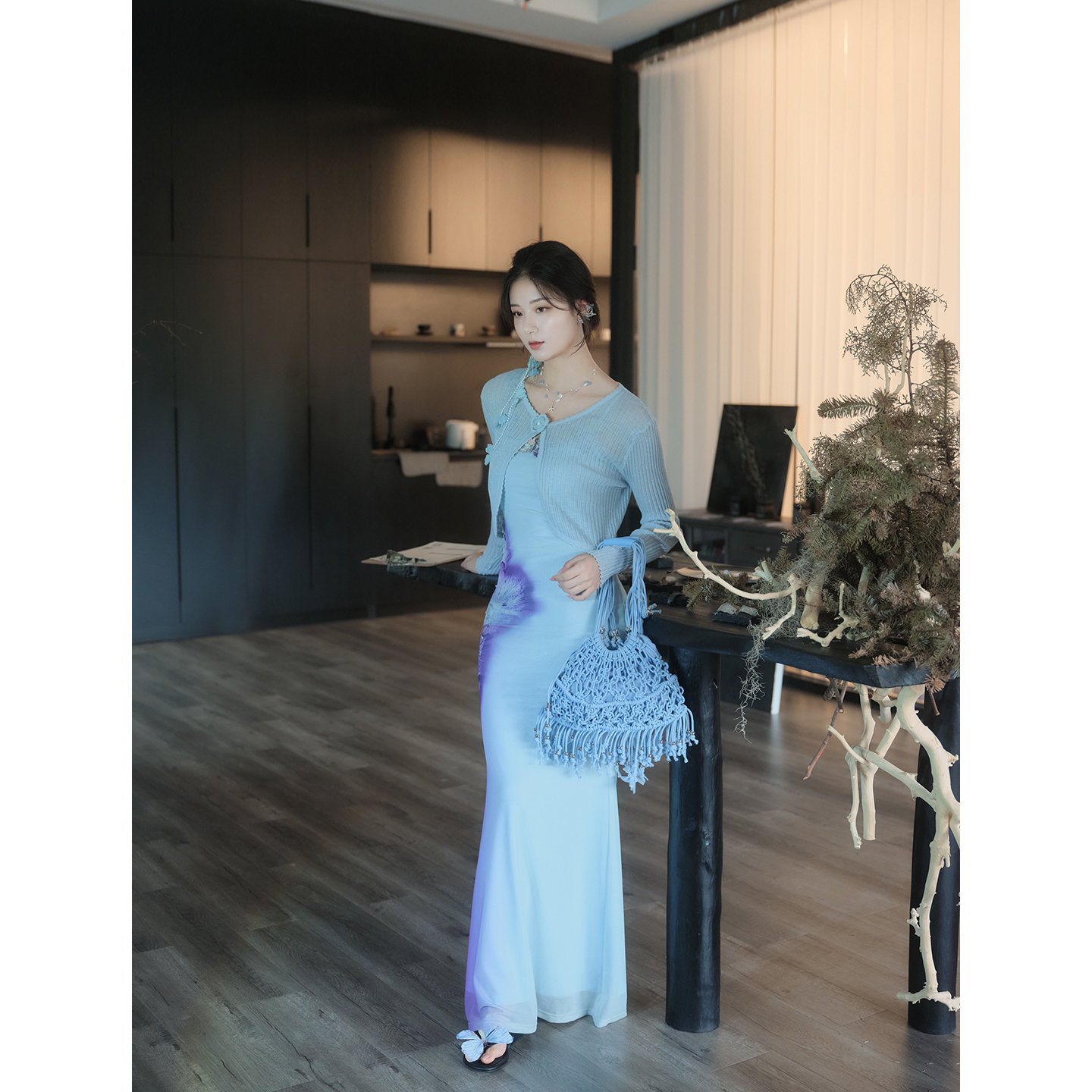 彼得潘大叔《步巷花》花朵纽扣针织开衫晕染图案立体花吊带连衣裙