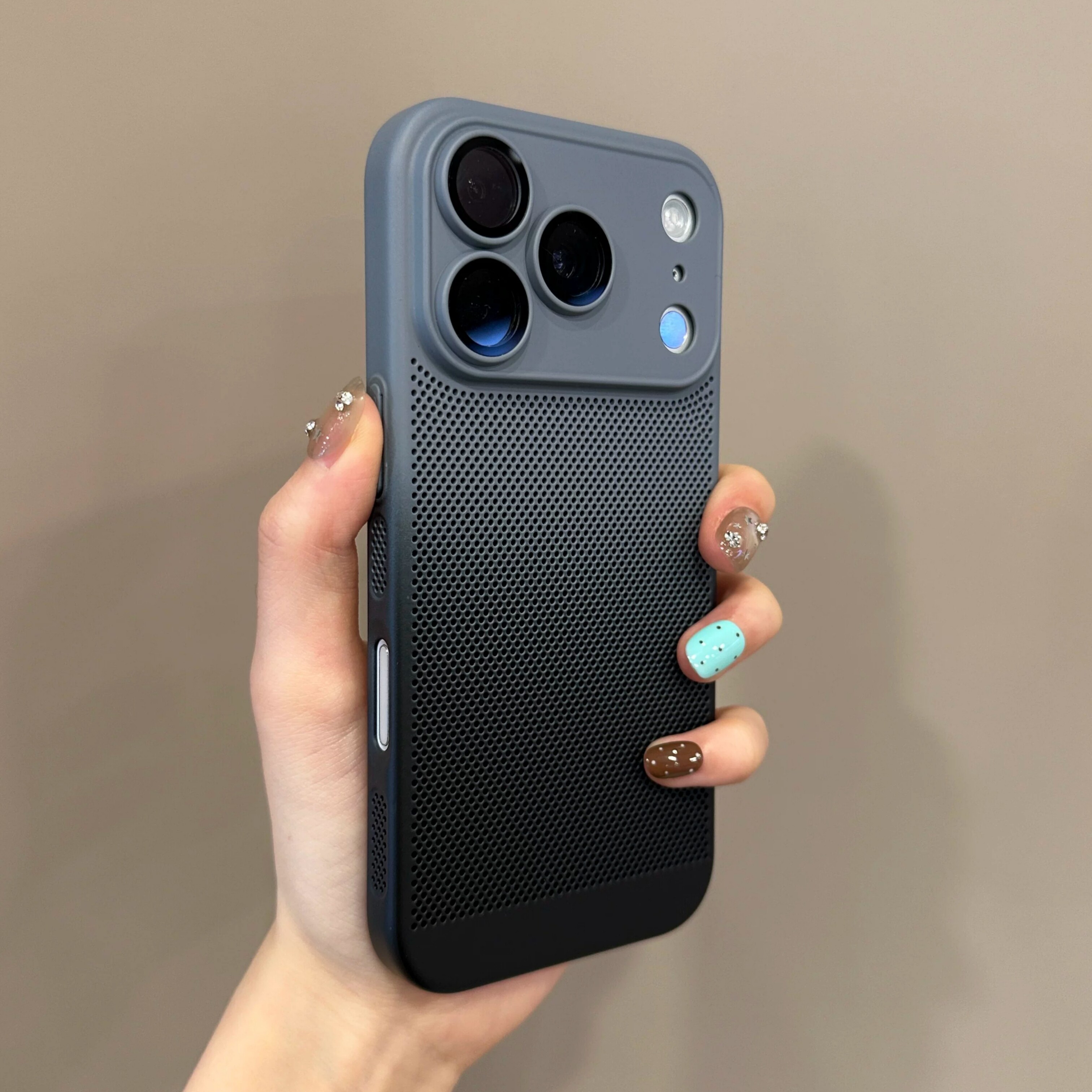 灰蓝黑晕染渐变撞色适用苹果17promax手机壳iPhone16pro透气散热15镂空网孔14全包防摔13保护套冰凉感不发烫