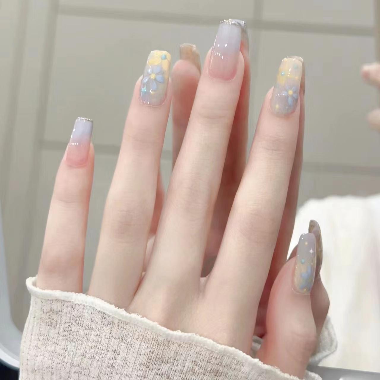 奶蓝渐变小花穿戴甲2024秋冬