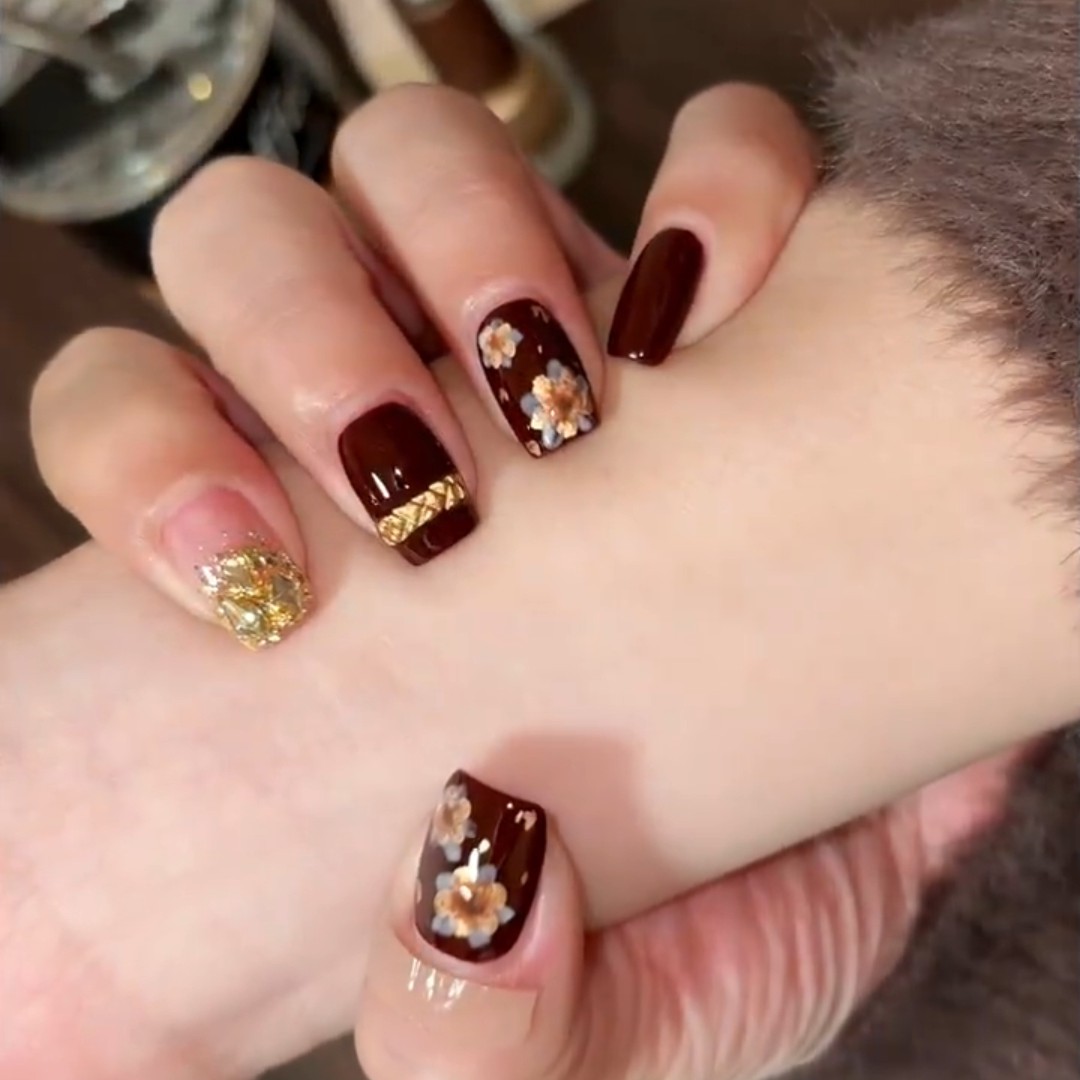暗红复古金花纯手工穿戴甲奢华高级手绘秋冬氛围感老钱风美甲贴片,彩妆/香水/美妆工具,穿戴甲/甲片,淘宝优惠券,粉丝福利购,淘宝优惠卷