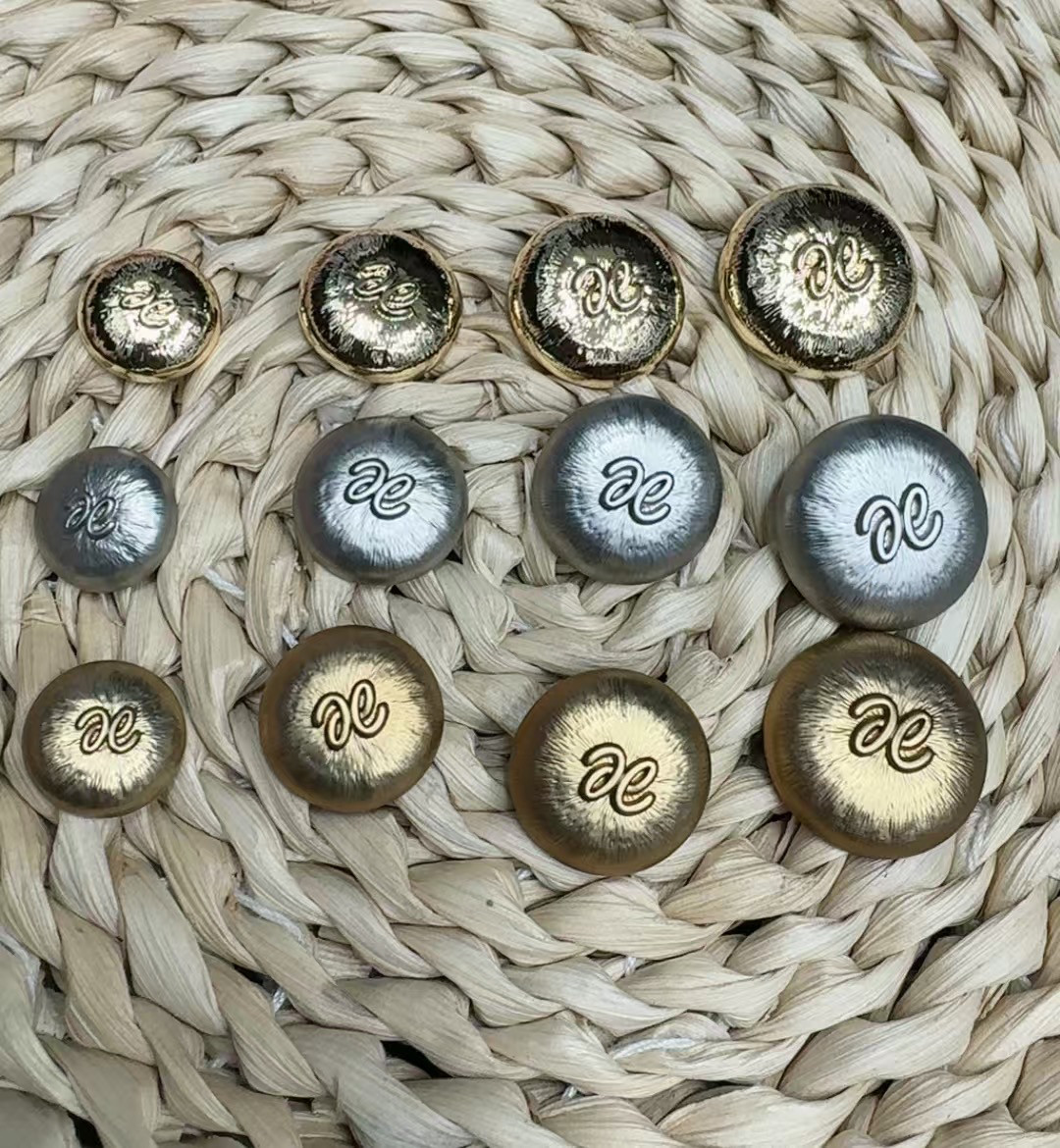 高档蘑菇字母圆形金属纽扣亚茶色