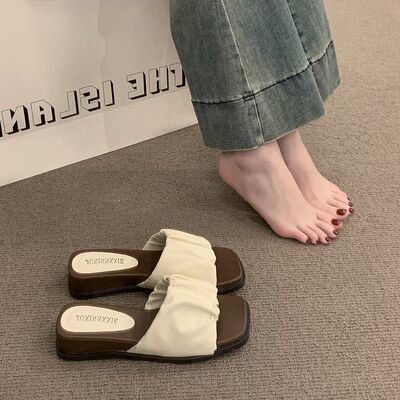 褶皱厚底坡跟一字凉拖鞋女外穿2026春夏爆款高级感配裙子沙滩凉鞋