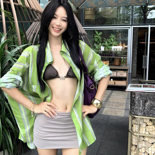 泰国松弛性感辣妹绝美绿条纹衬衫包臀裙比基尼四件套度假风泳衣女